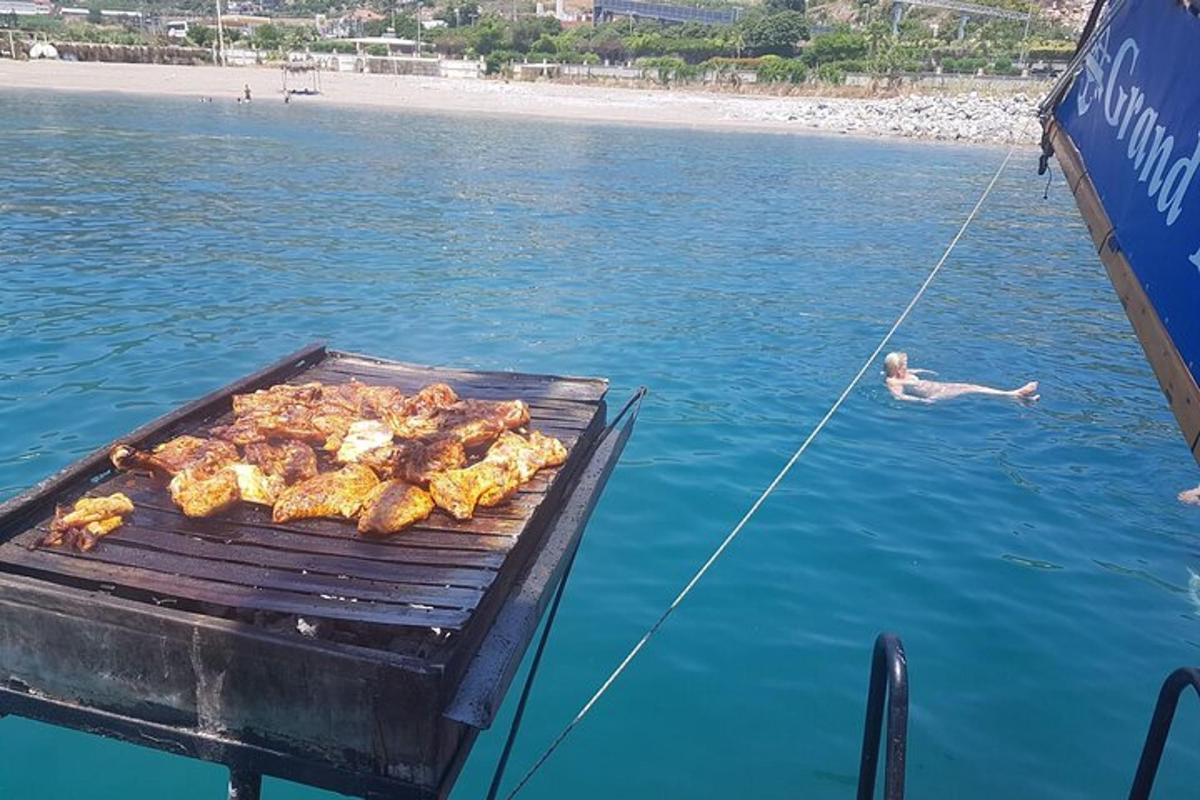 Grill í vatninu með manneskju í vatninu