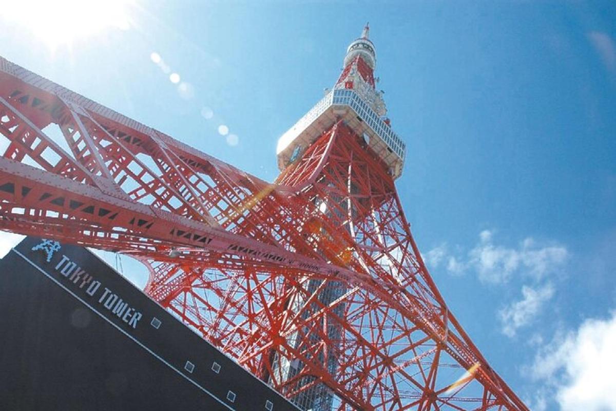 dari dekat menara eiffel