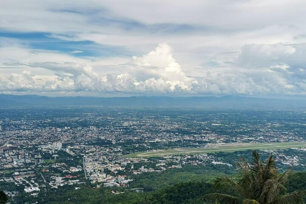 uma vista aérea de uma cidade com uma cidade