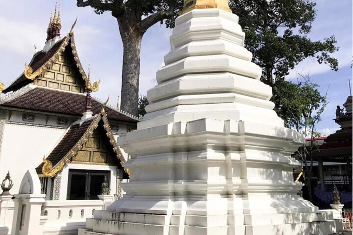 sebuah pagoda putih yang besar di hadapan sebuah bangunan