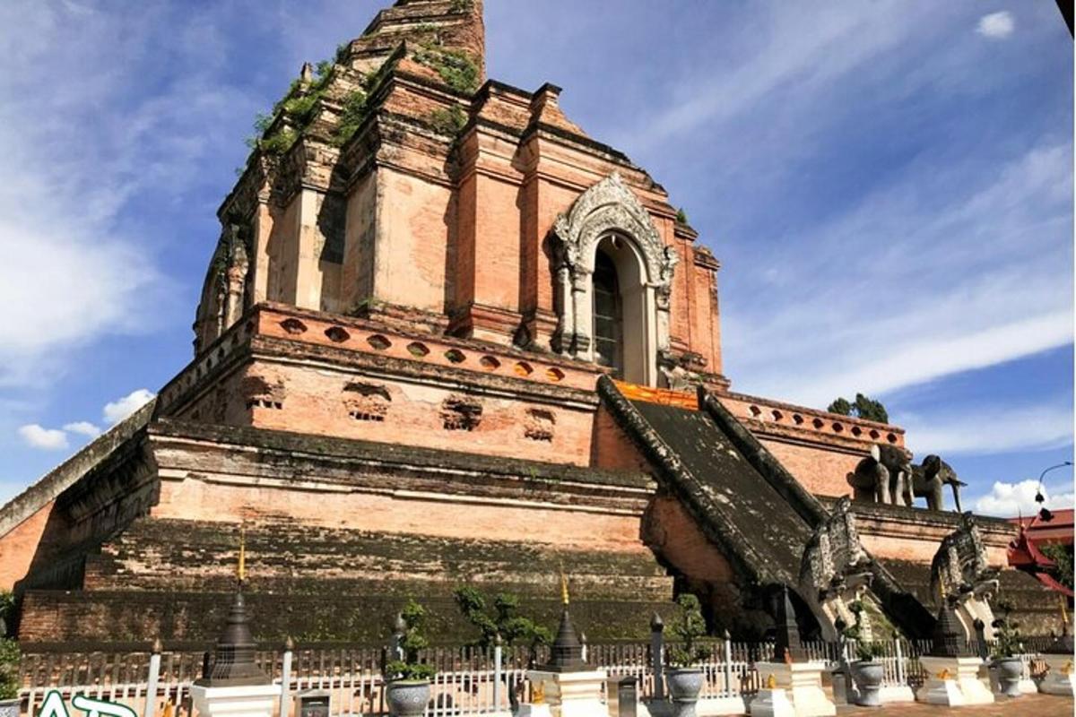 um edifício com uma torre no topo