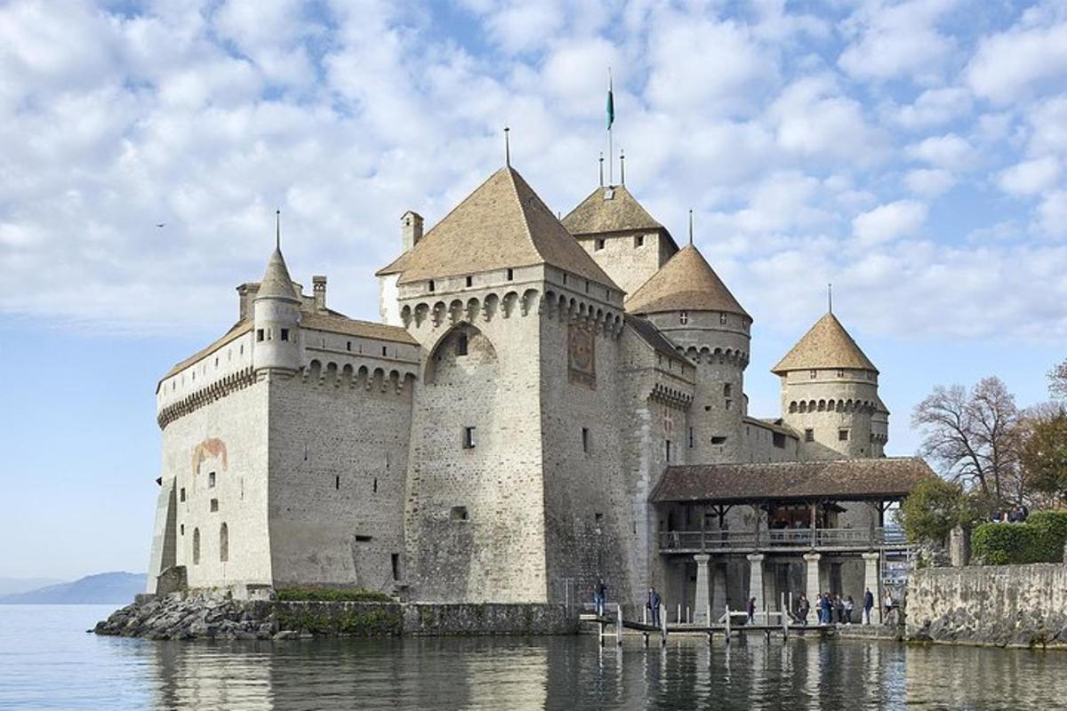 velký hrad stojící uprostřed vody