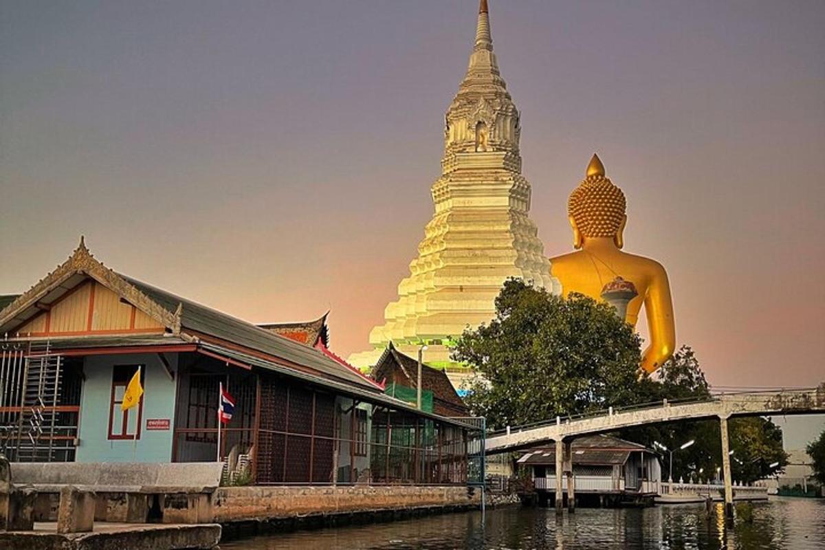 pagoda dan bangunan di sebelah sungai