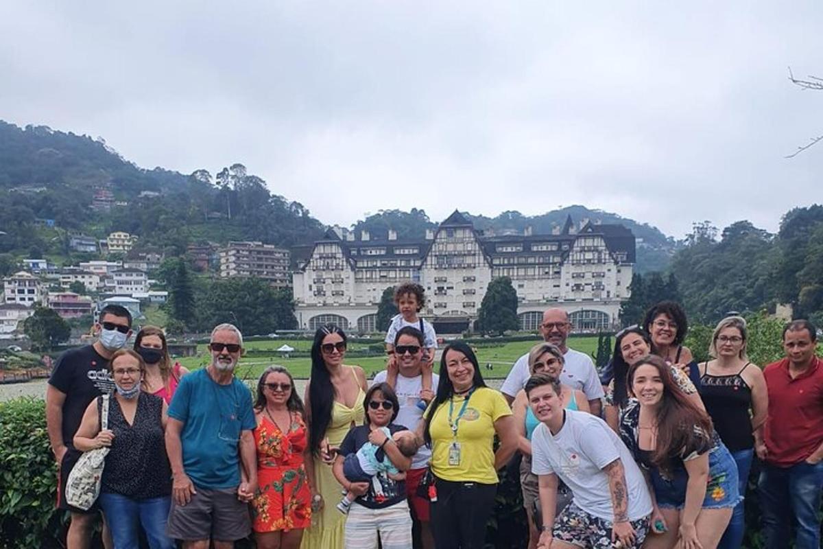 um grupo de pessoas posando para uma foto em frente a uma cidade
