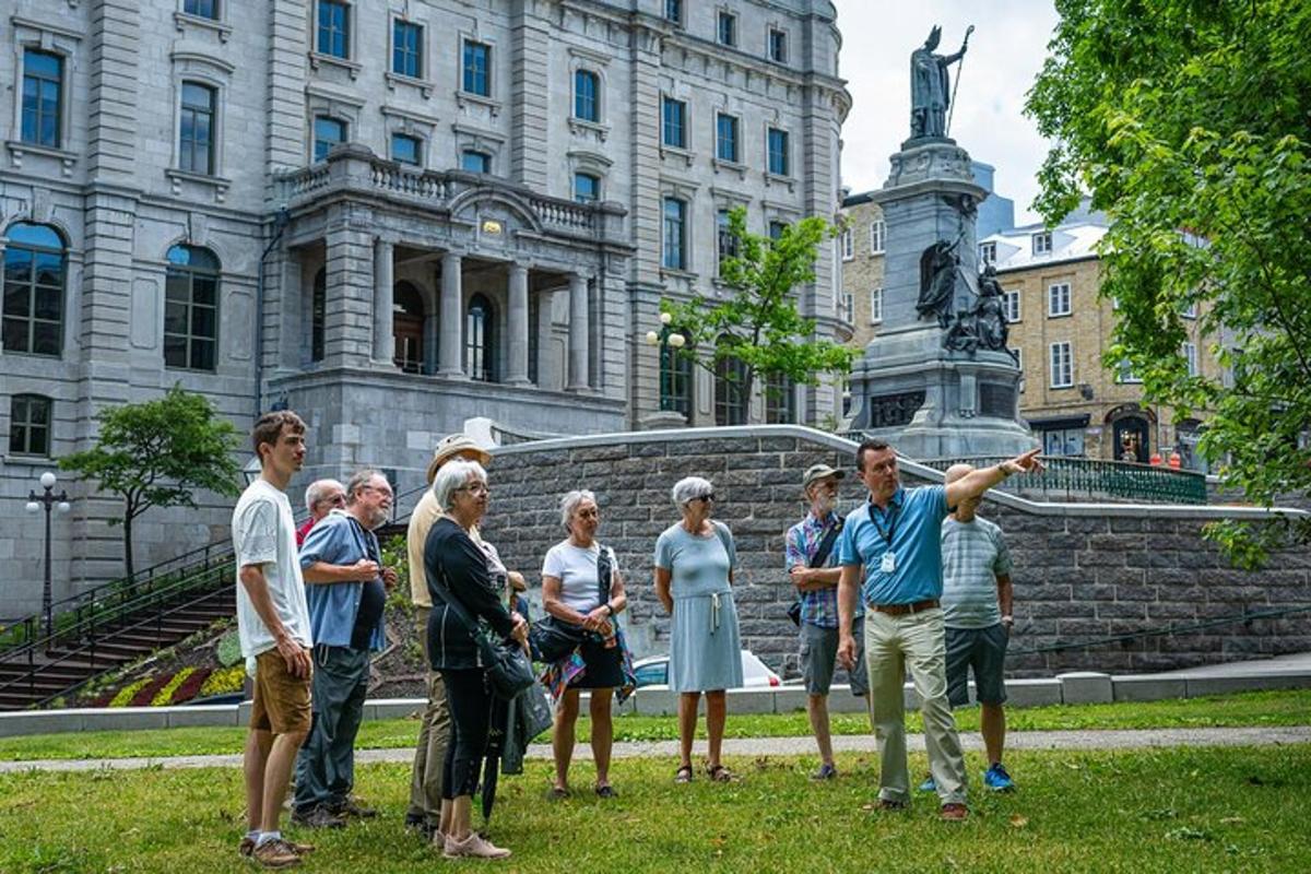 一群人站在一栋建筑物前