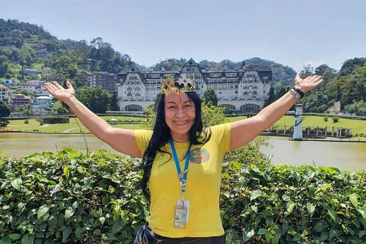 uma mulher com os braços no ar em frente a uma cidade