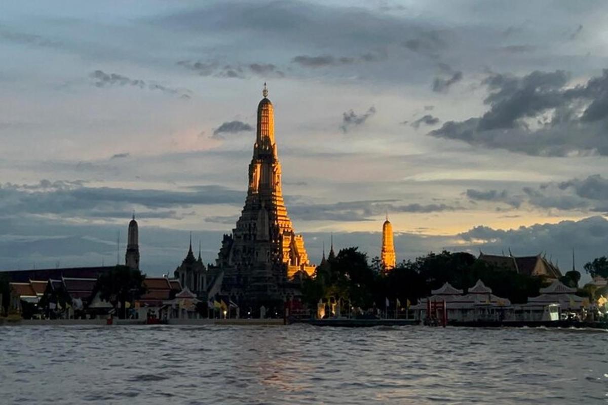sebuah bangunan besar dengan lampu di atas air