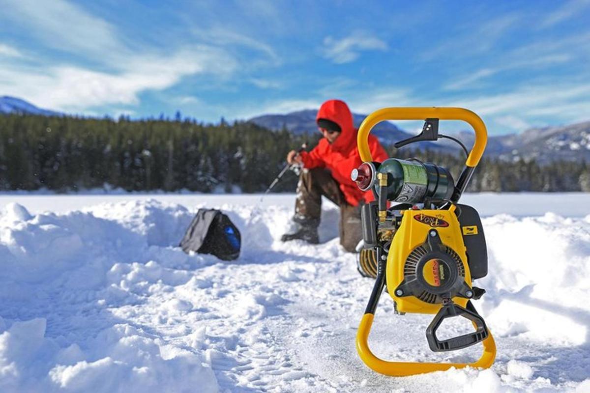 eine Person, die mit einem Generator im Schnee sitzt