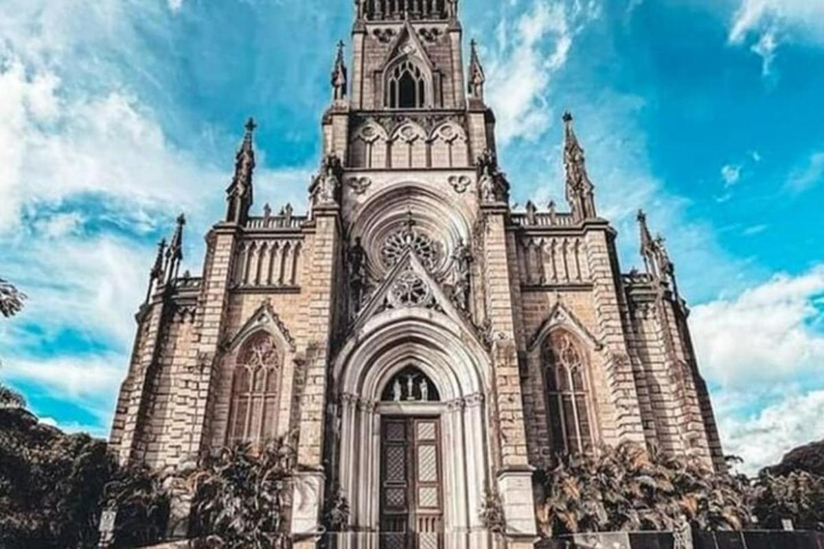 uma grande igreja com uma torre em um céu nublado