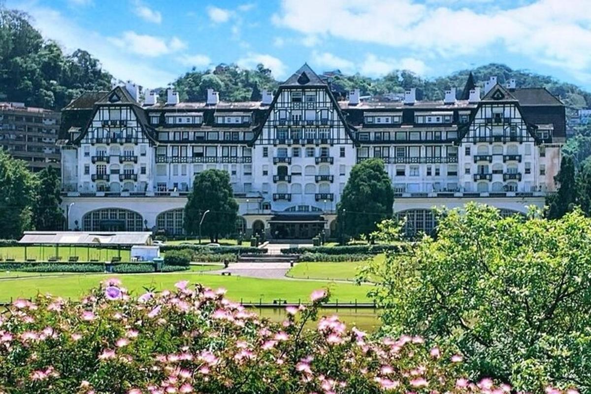 um grande edifício com um parque na frente