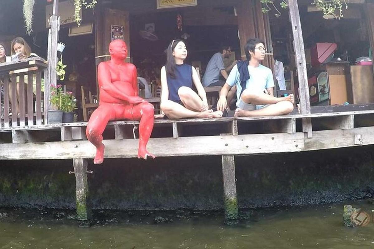 sekumpulan orang duduk di atas dok