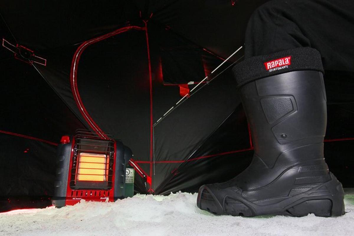 eine Person, die ein Paar Stiefel im Schnee trägt