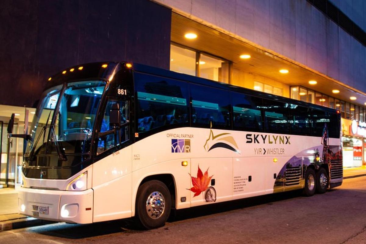 um ônibus estacionado em frente a um prédio à noite