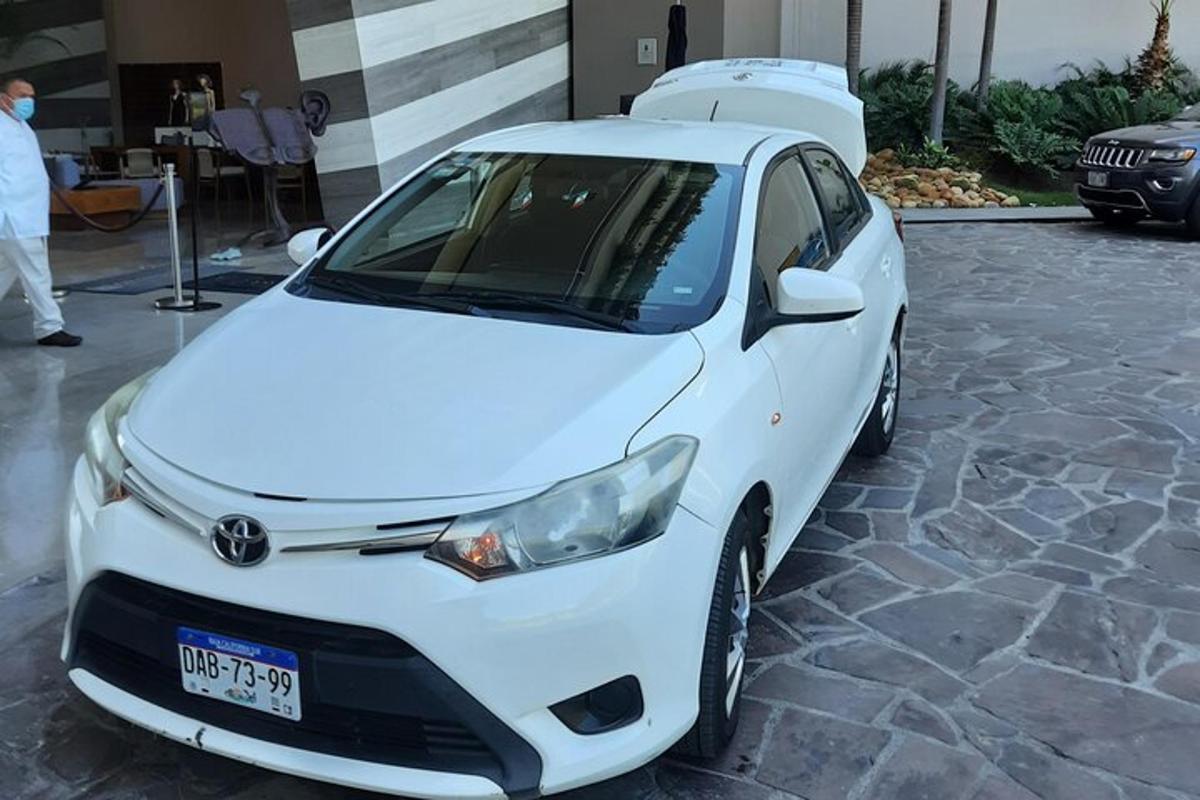 egy fehér autó parkolt a parkolóban