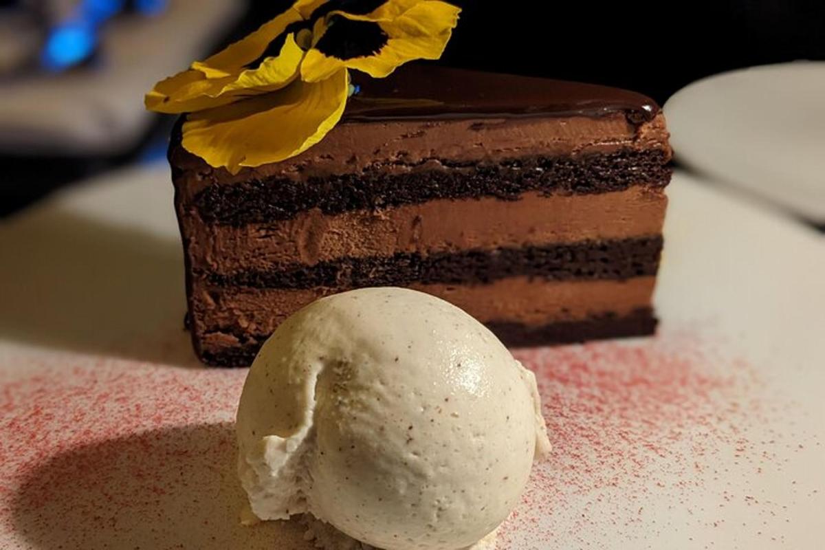 sekeping kek coklat dengan senduk ais krim