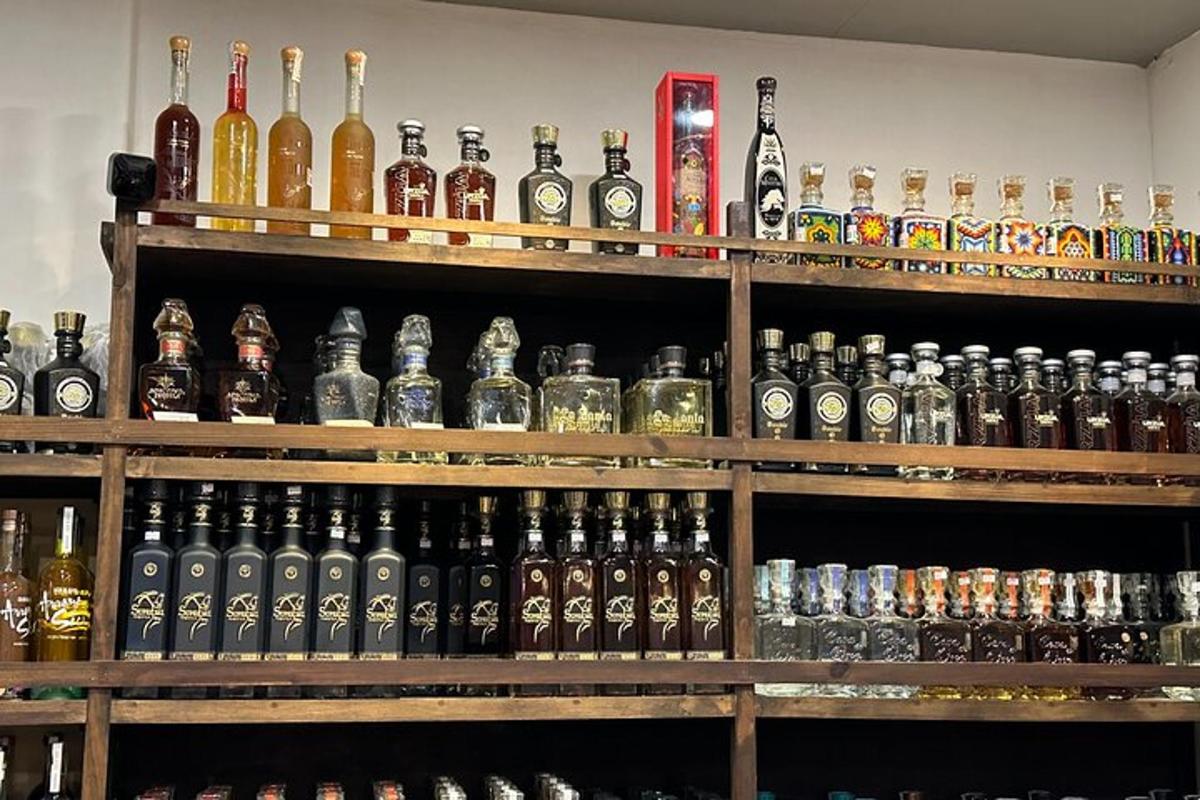egy polc tele rengeteg alkoholos üveggel