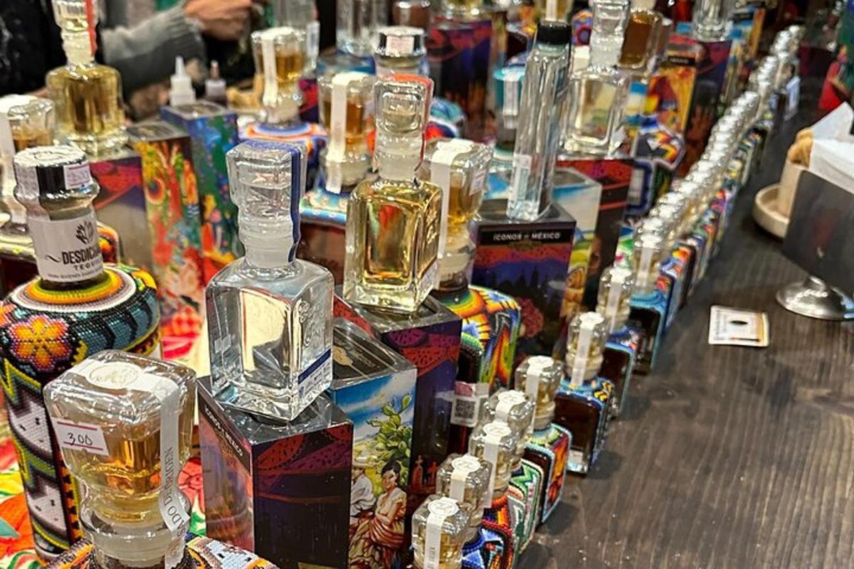 eine Reihe von Alkoholflaschen auf einem Tisch