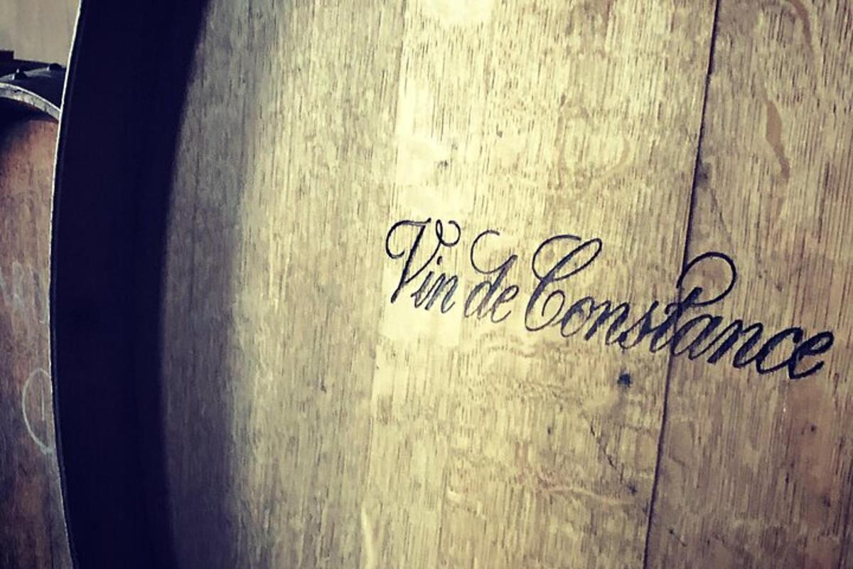 un tavolo di legno con le parole "dolore sia fiducia" su di esso