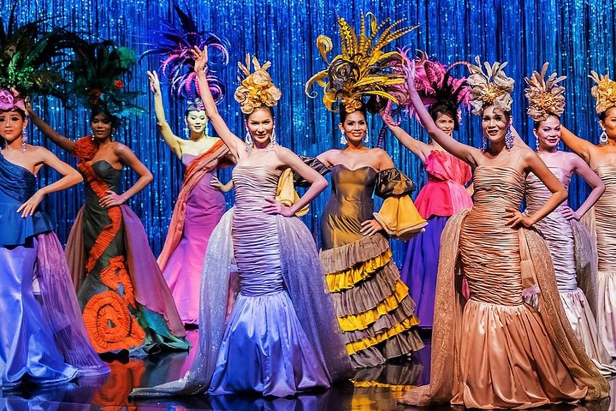 un gruppo di donne in abito su un palco