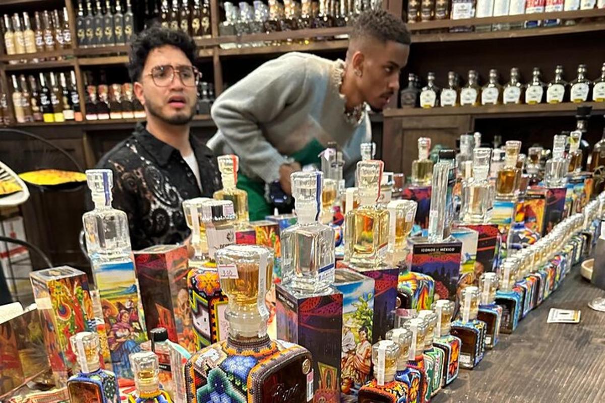 két ember egy boltban, amint alkoholos üvegek kirakatát nézik