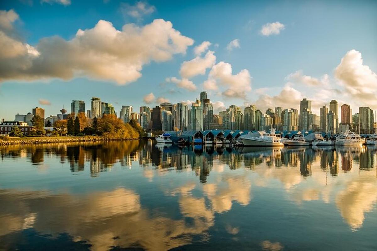 Un horizonte de ciudad con barcos en un cuerpo de agua