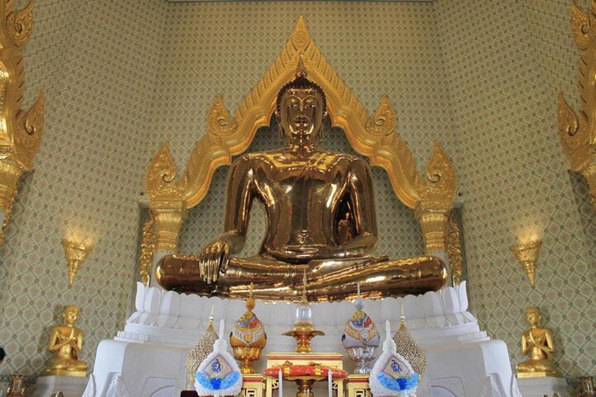 una gran estatua dorada sobre un altar