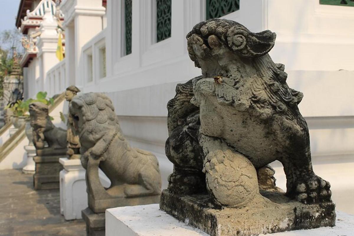 Una estatua de un león y un perro frente a un edificio.