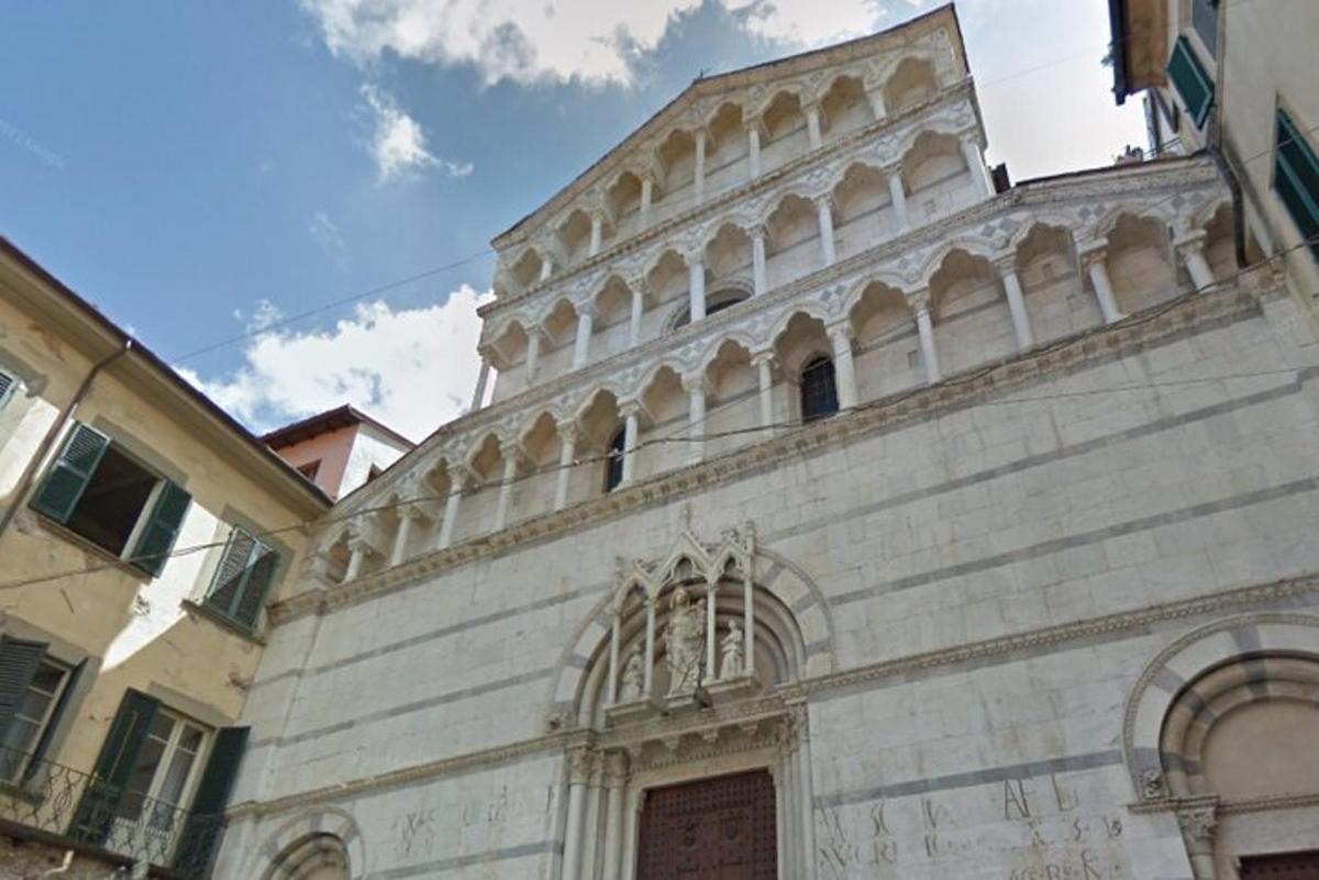 un edifici blanc amb una finestra i un cel