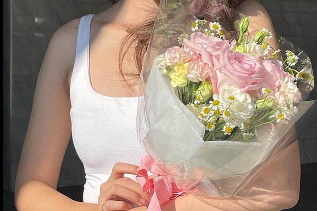 Una mujer sostiene un ramo de flores
