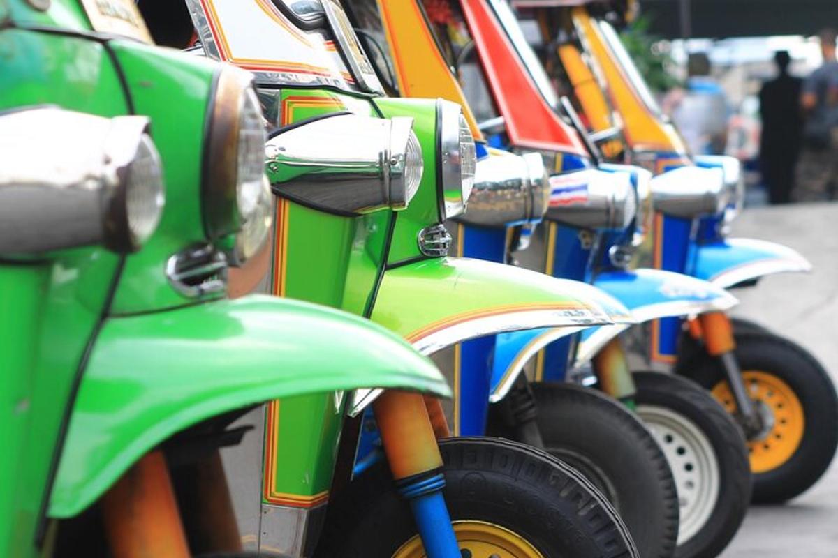 una filera de motos aparcades en fila