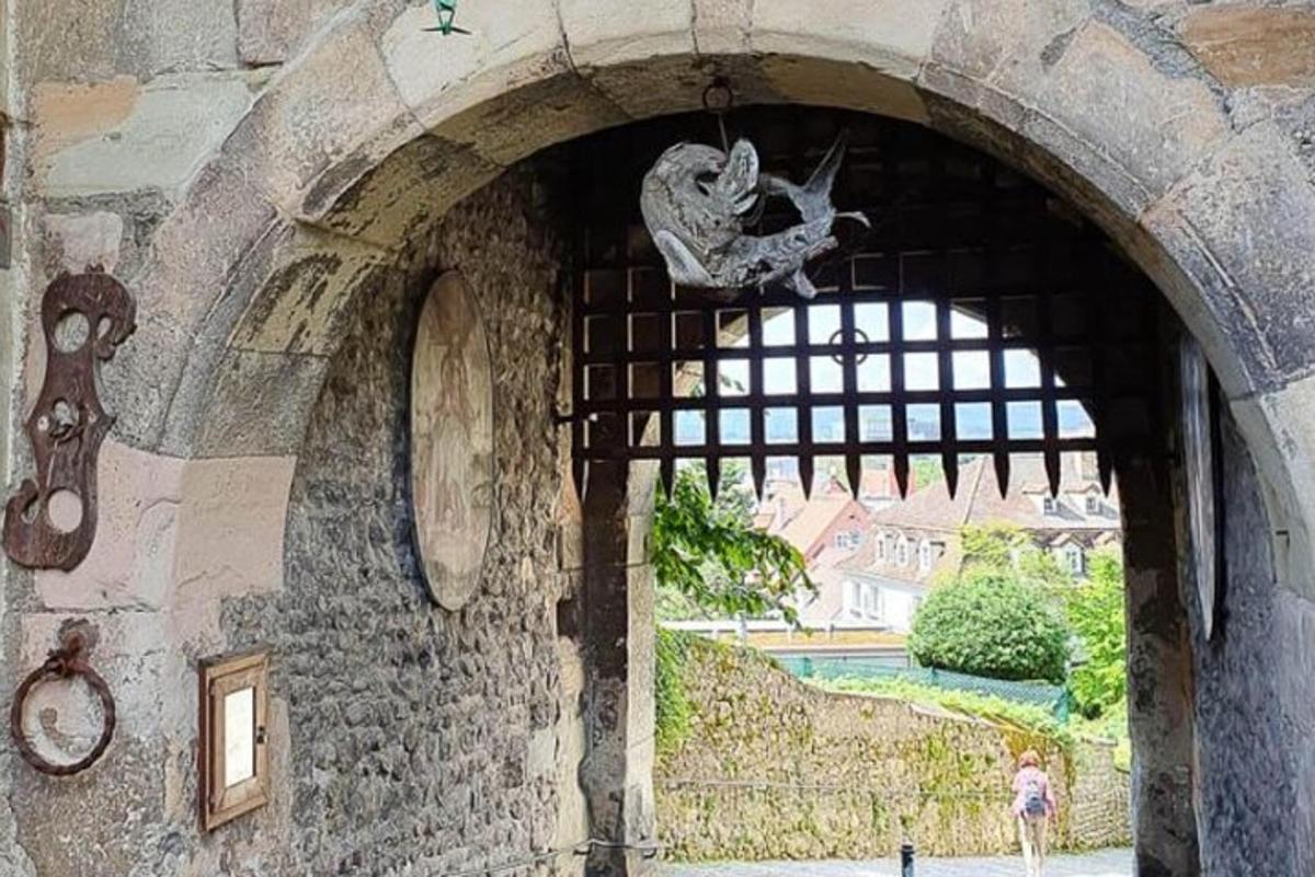 窓のあるアーチのある石造りの建物