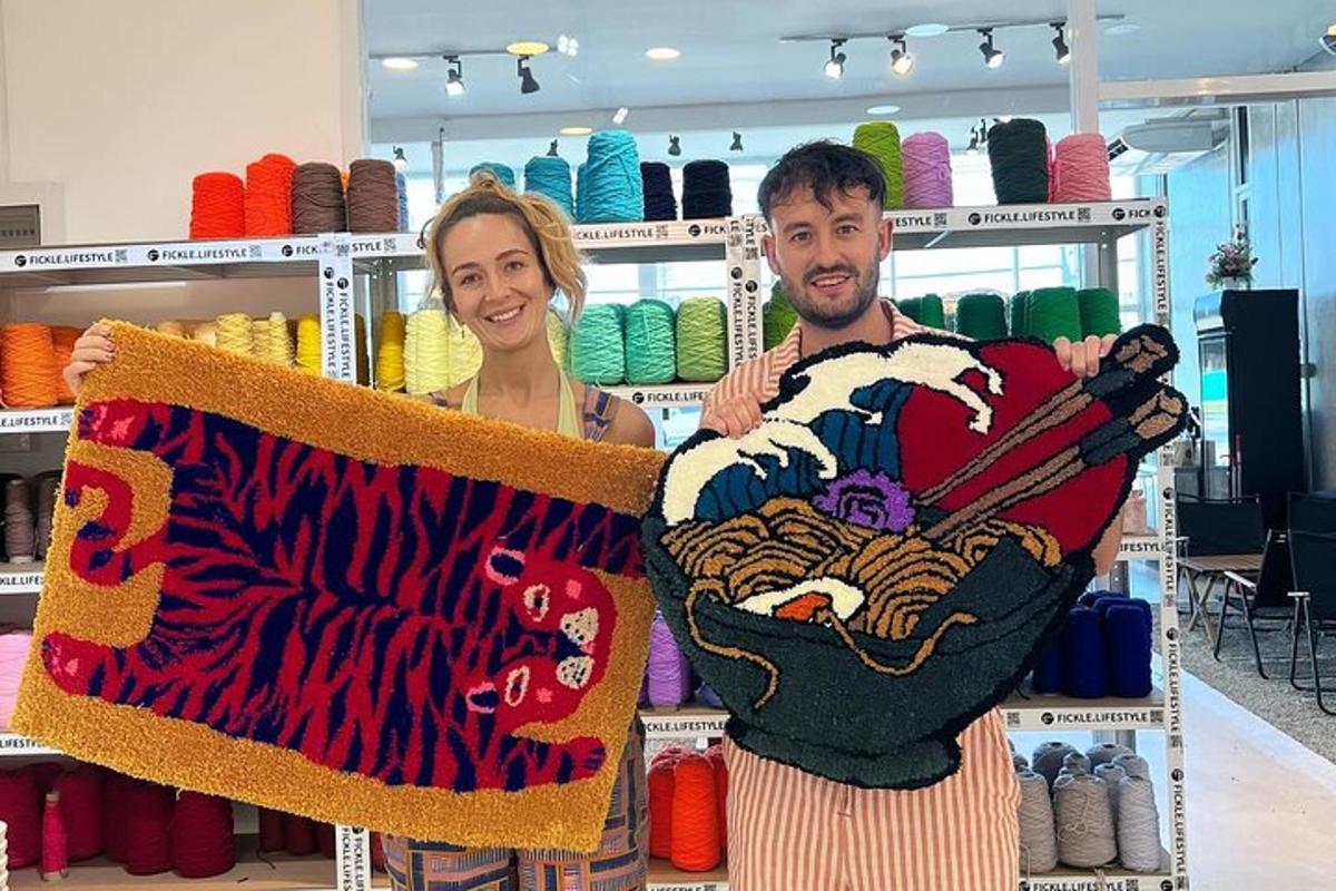 un uomo e una donna che tengono una coperta in un negozio