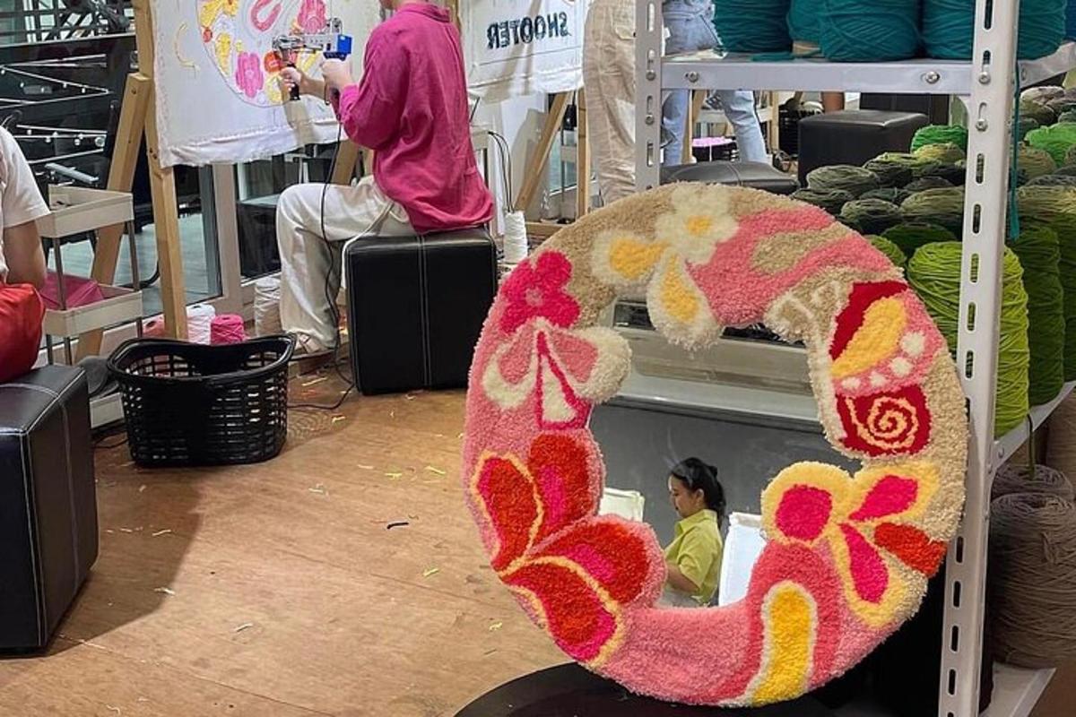 una persona che scatta una foto di un cartello in un negozio
