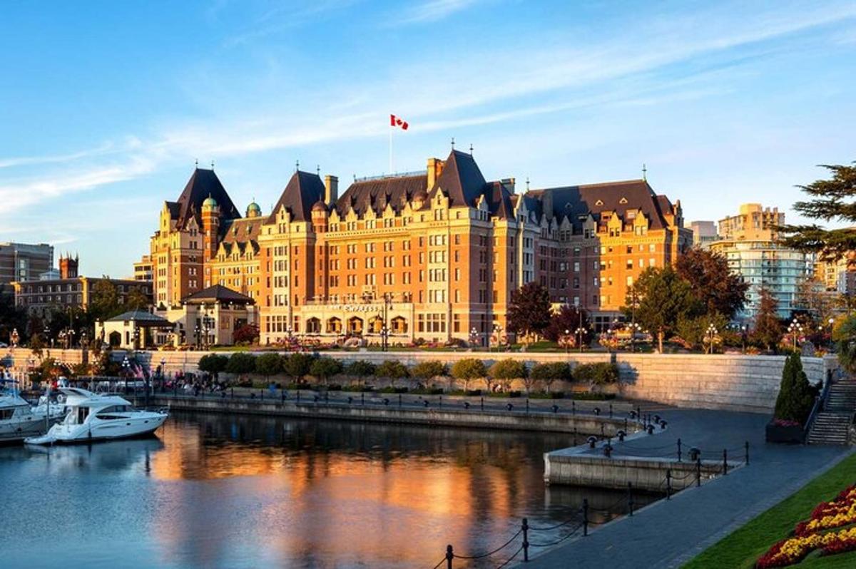un grand bâtiment avec un drapeau au sommet à côté d'une rivière