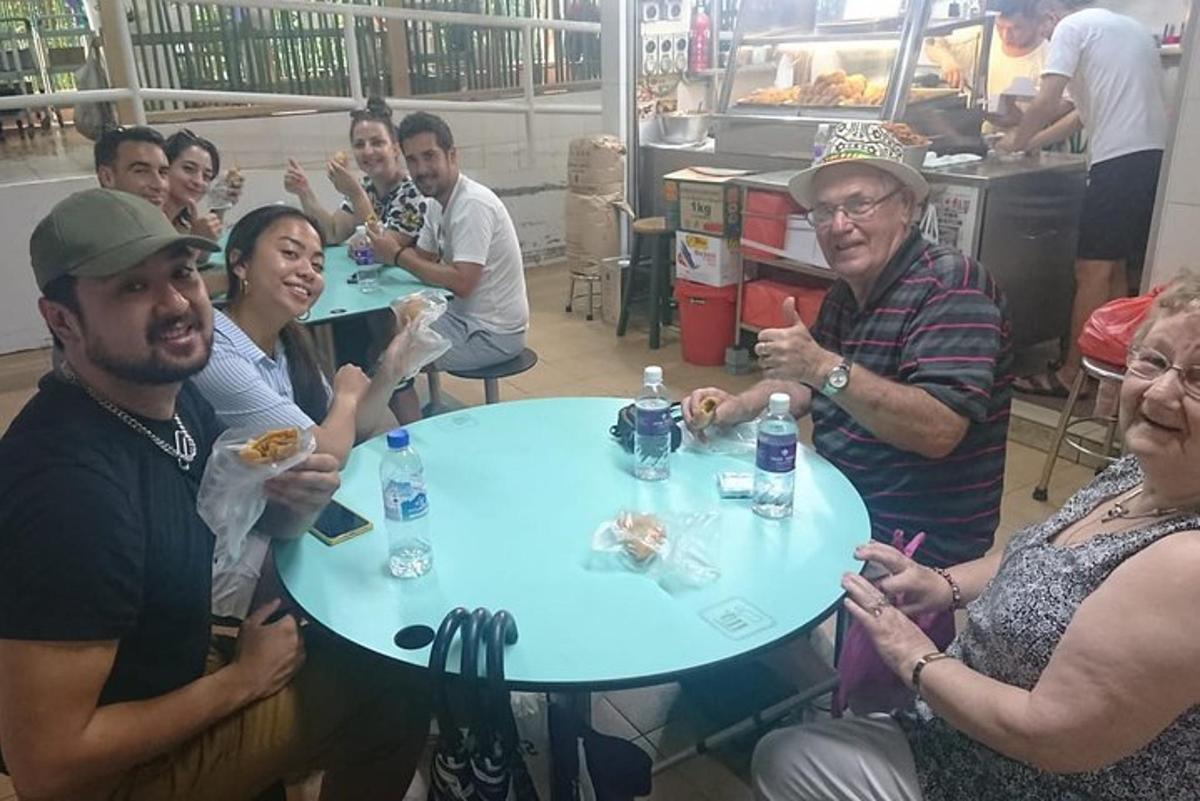 skupina lidí sedících u stolů v restauraci