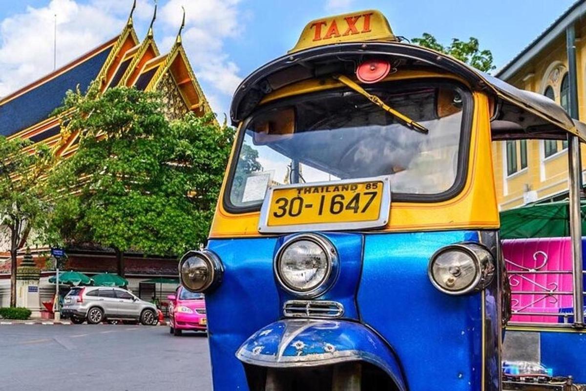 Modrý a žlutý autobus zaparkovaný na ulici