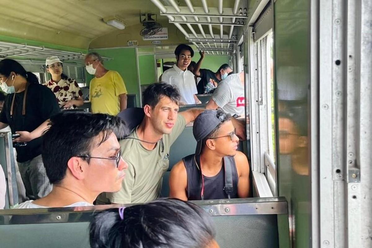 un gruppo di persone in piedi all'interno di un treno