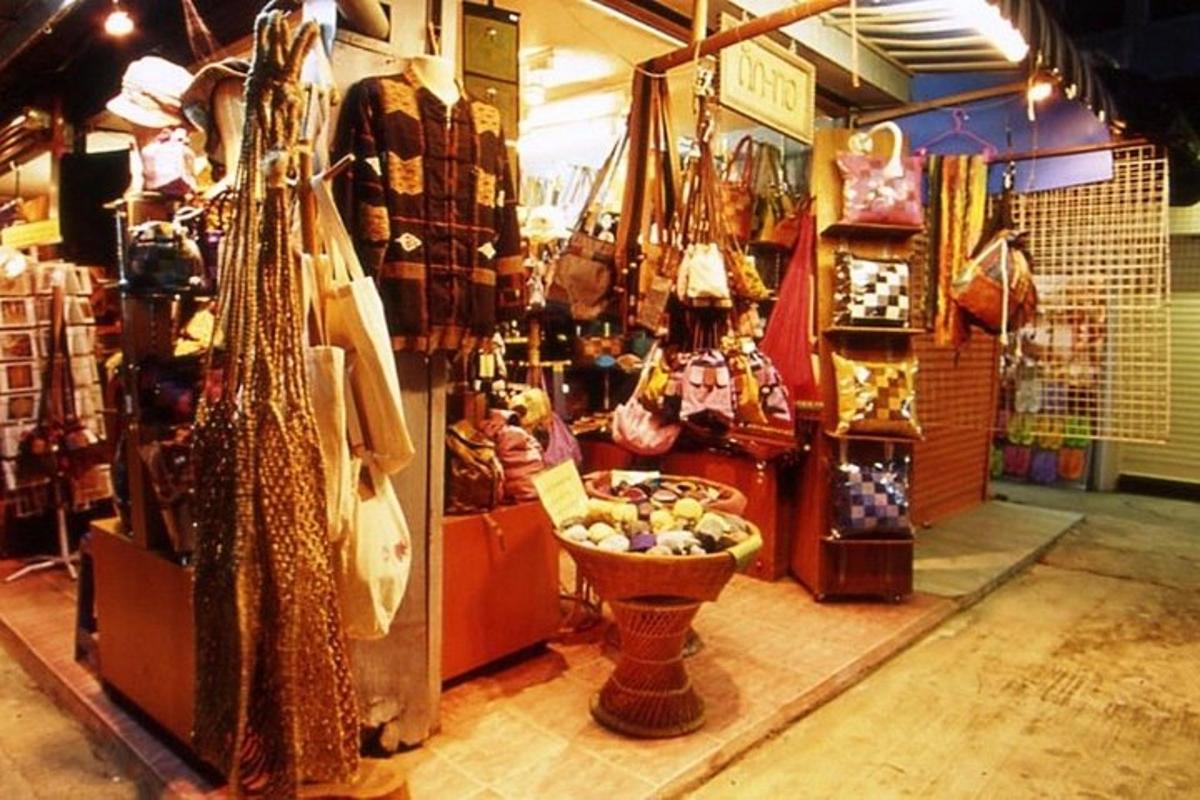 Una tienda llena de muchos tipos diferentes de artículos.