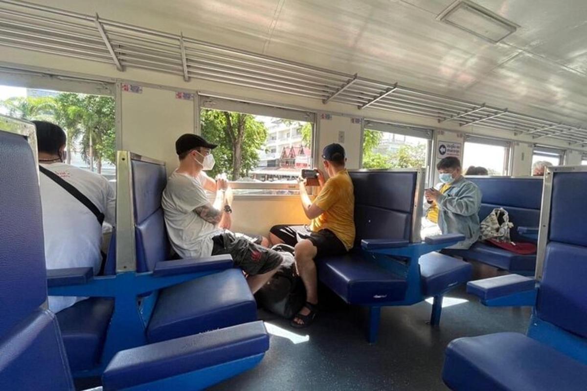 skupina ljudi, ki sedijo na vlaku