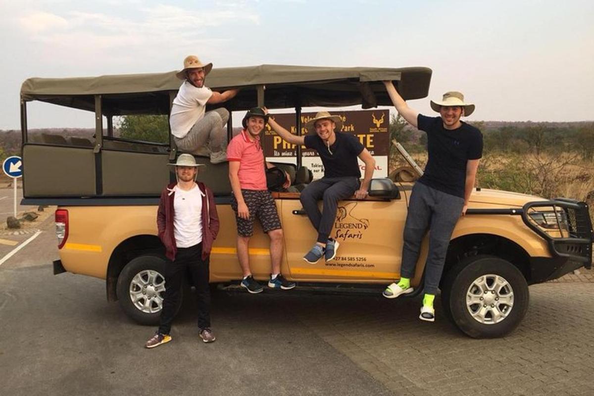 un gruppo di persone sedute sul retro di una jeep