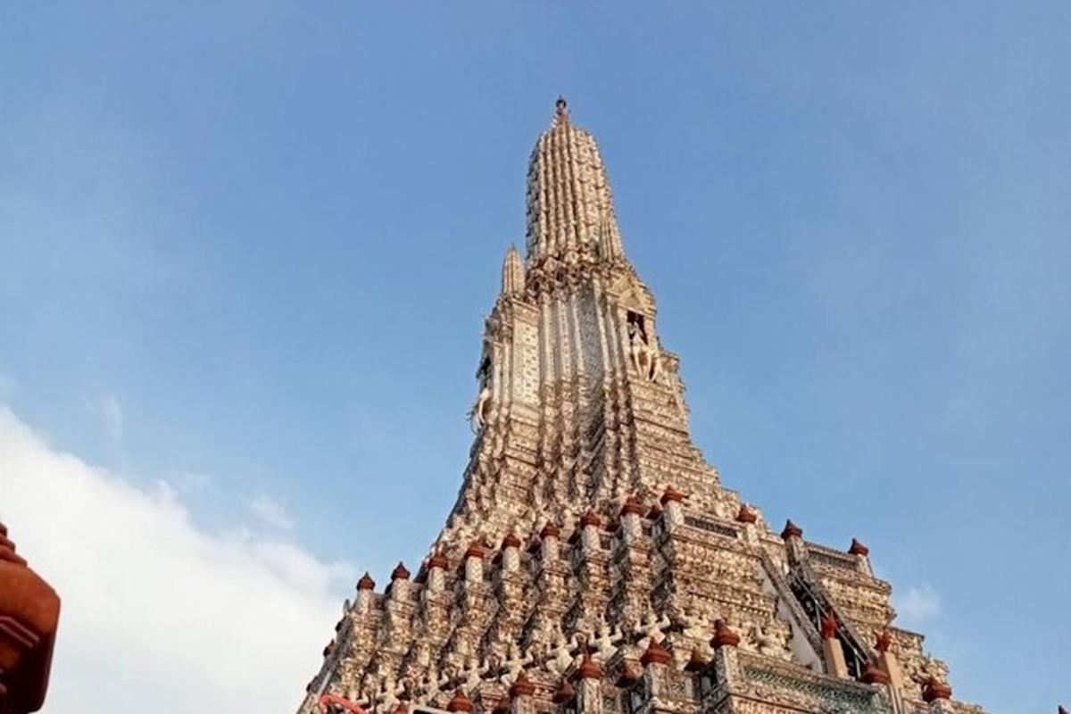 una torre alta con un cielo blu sullo sfondo