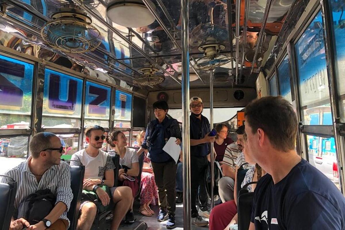 egy csoport ember ül egy buszon