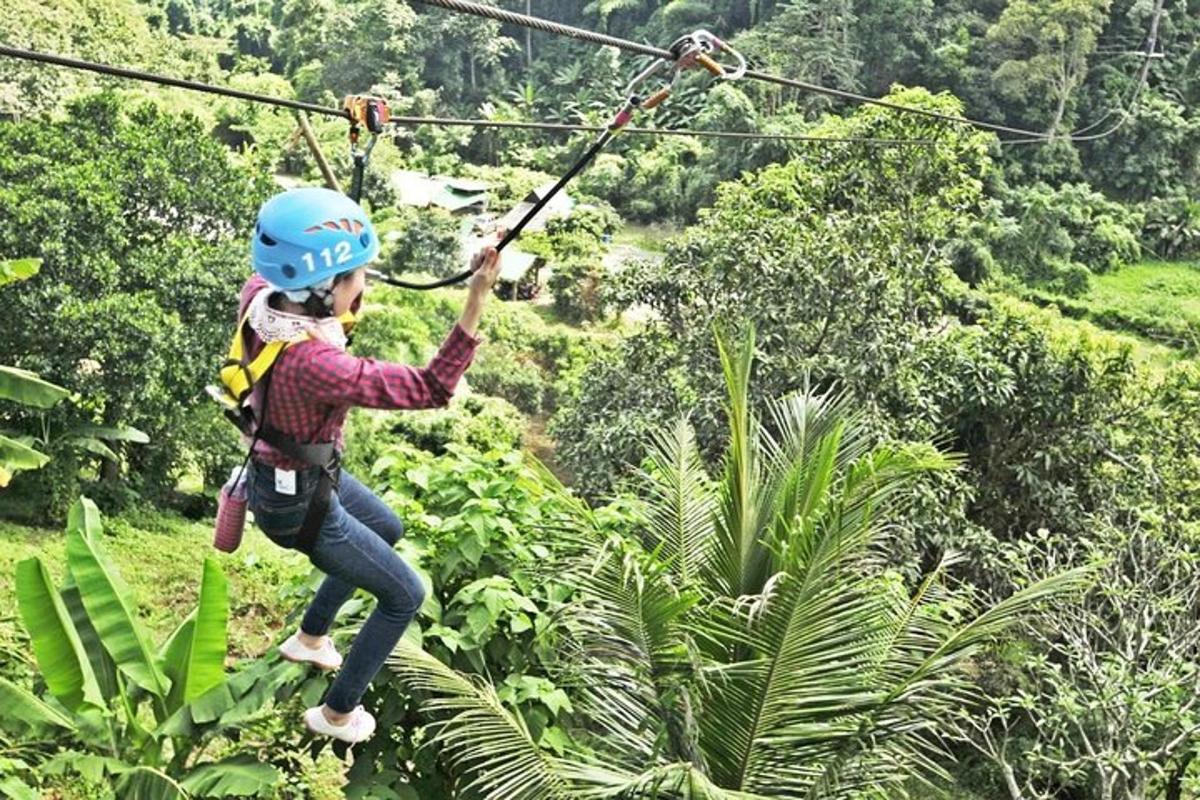 uma mulher em uma tirolesa na selva
