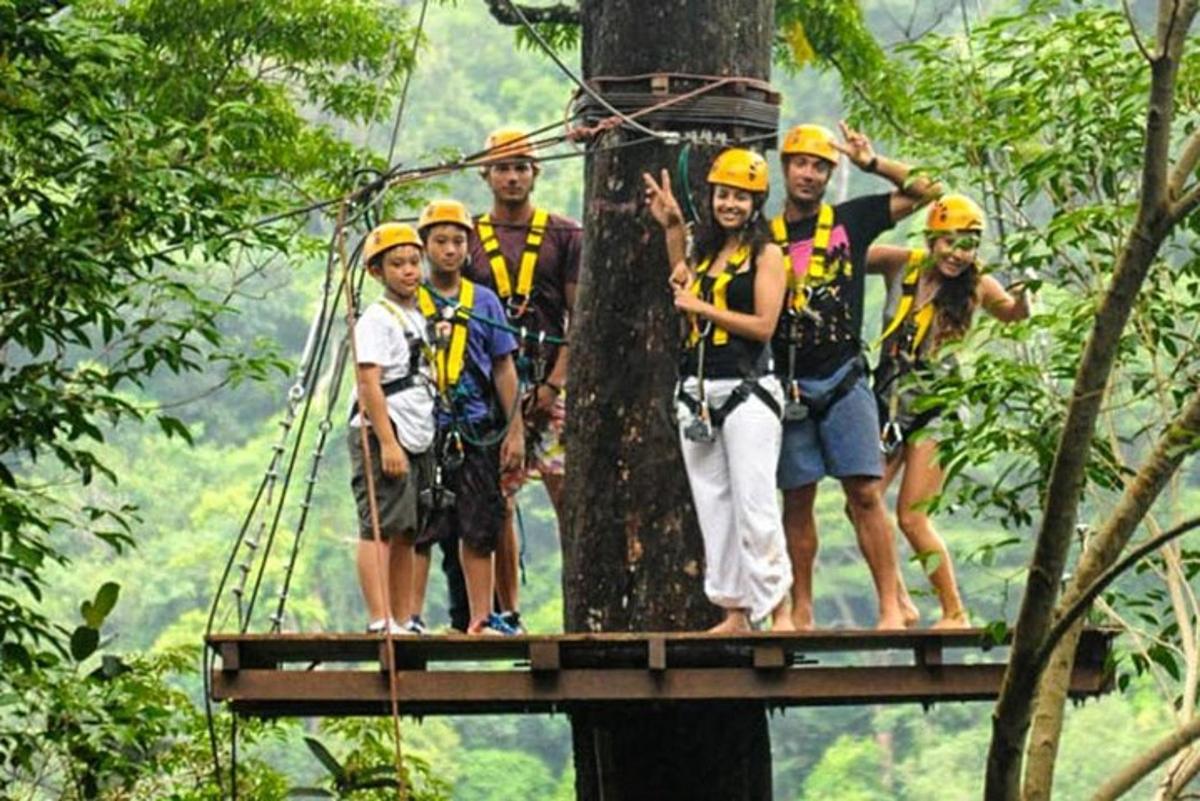um grupo de pessoas em uma ponte suspensa na selva