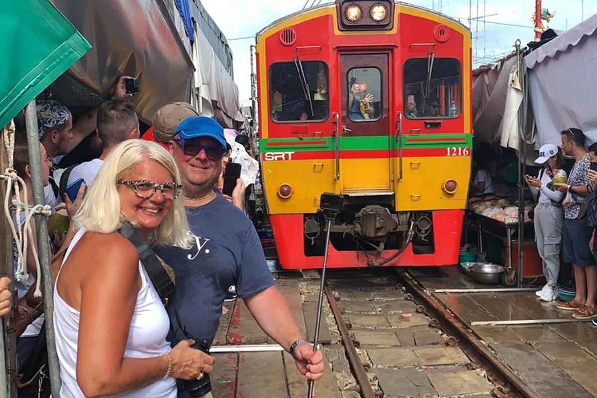 um homem e uma mulher parados ao lado de um trem