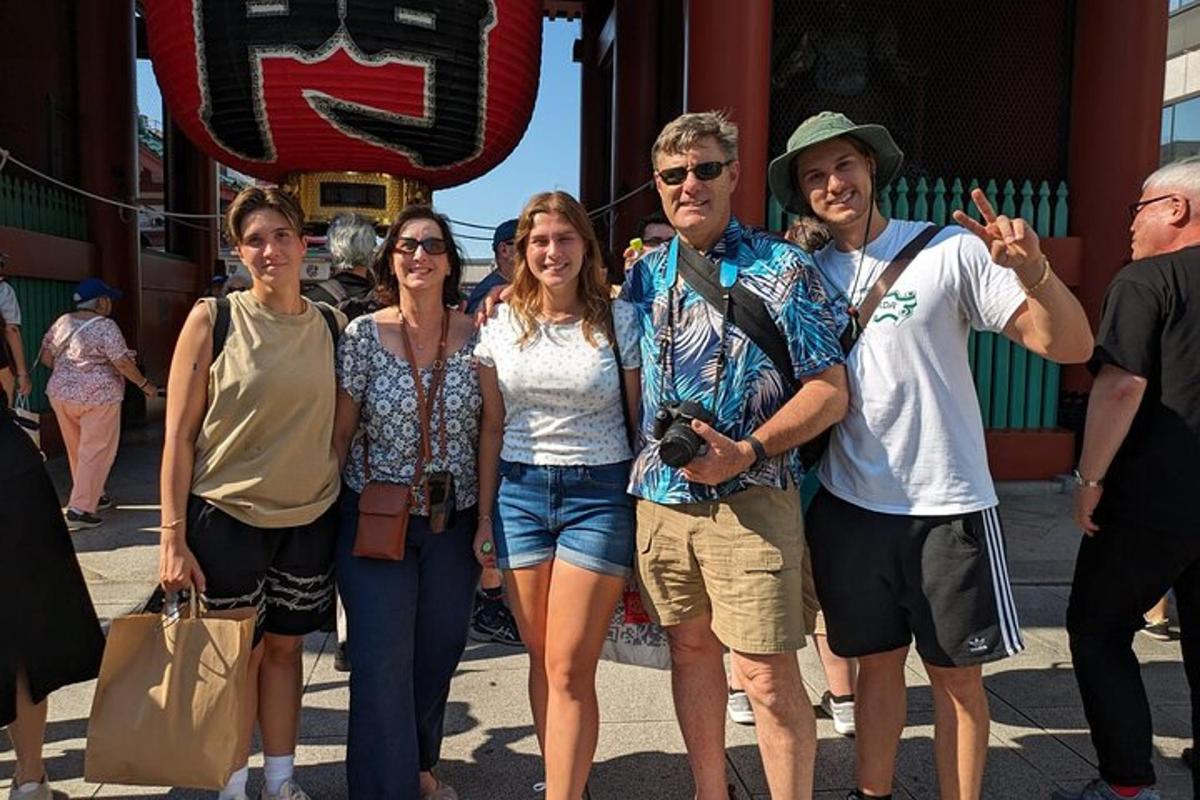un grup de oameni care pozează pentru o fotografie