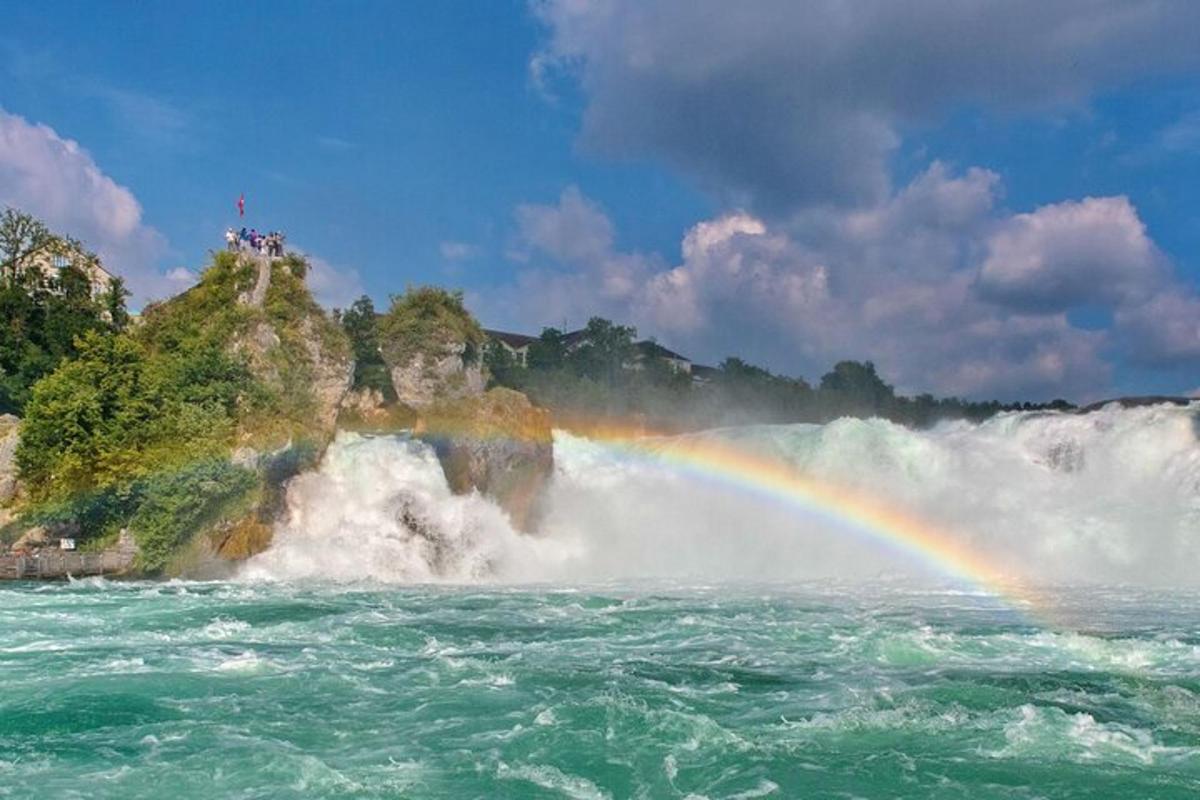 un arc de Sant Martí al mig d'una cascada