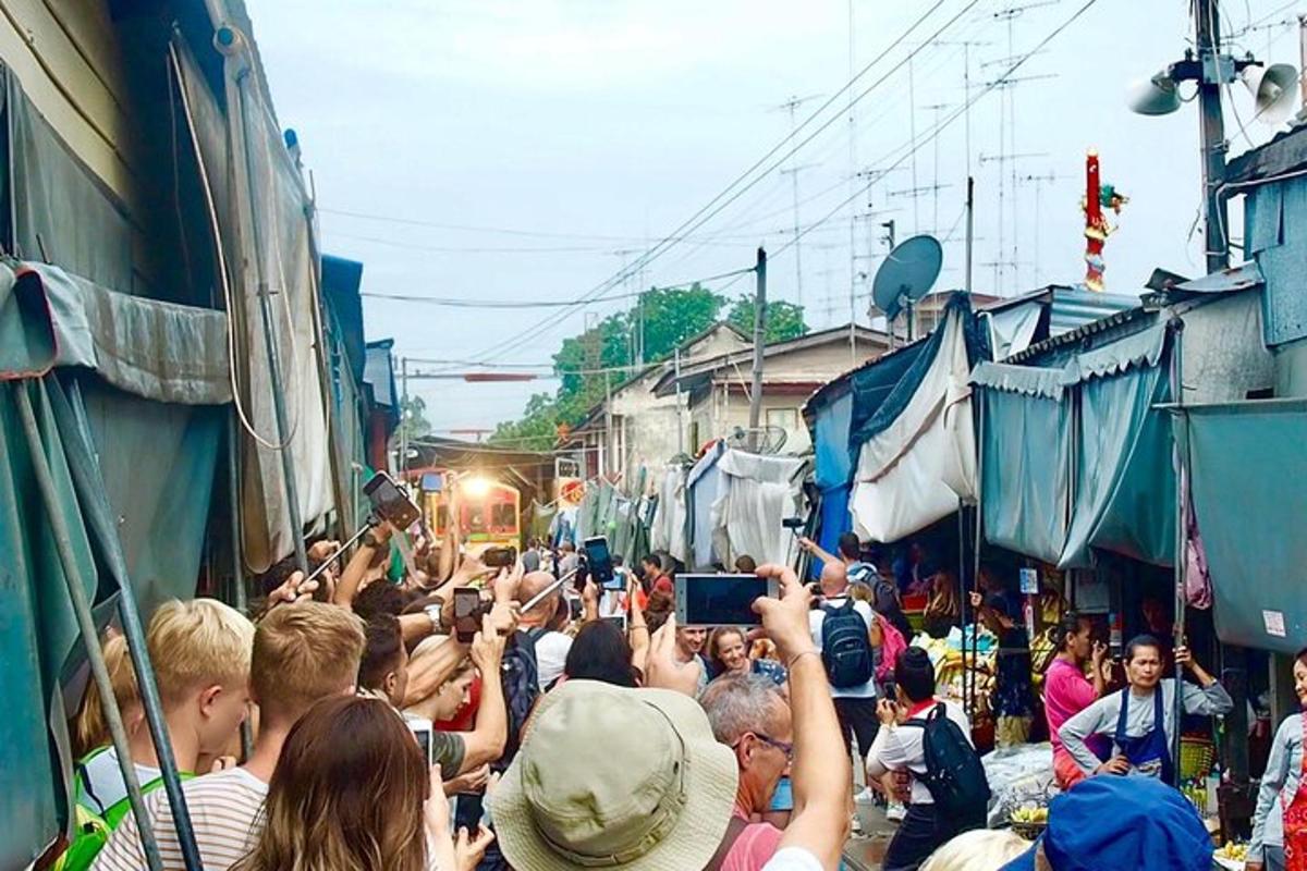 uma multidão de pessoas em pé na rua com as mãos no ar
