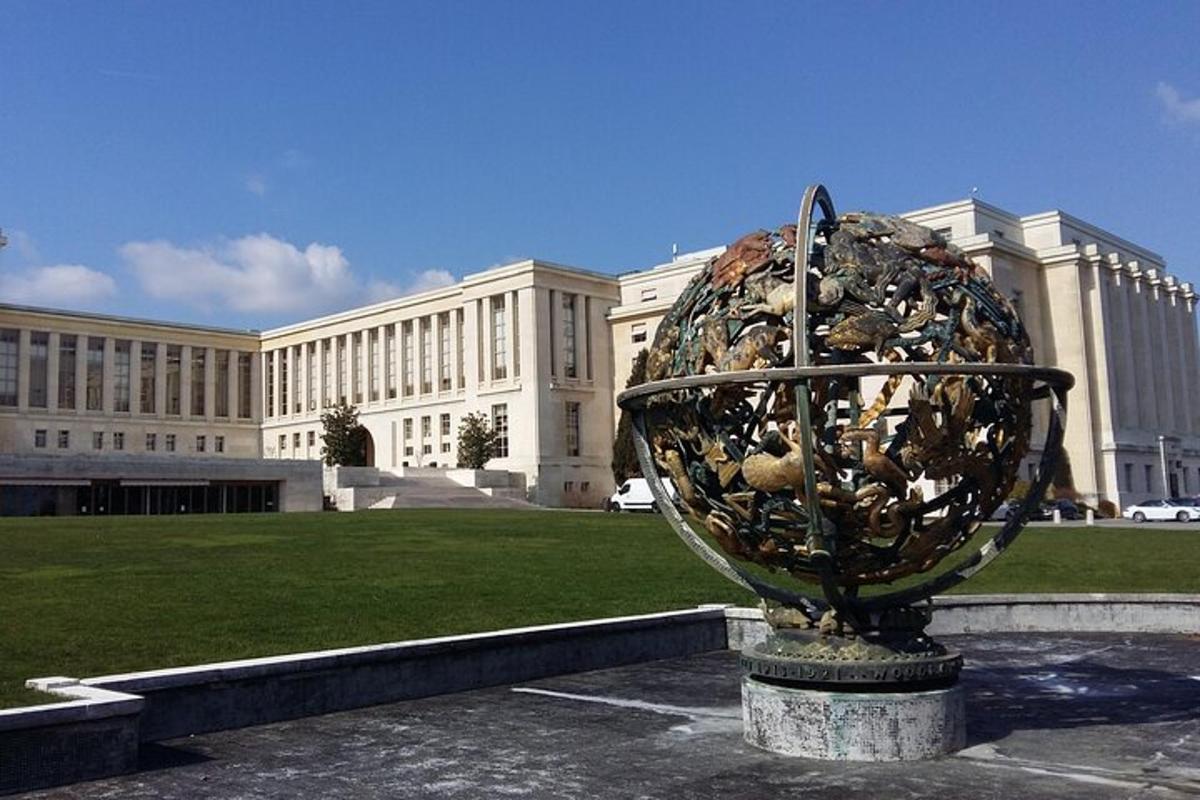 eine Skulptur vor einem großen Gebäude