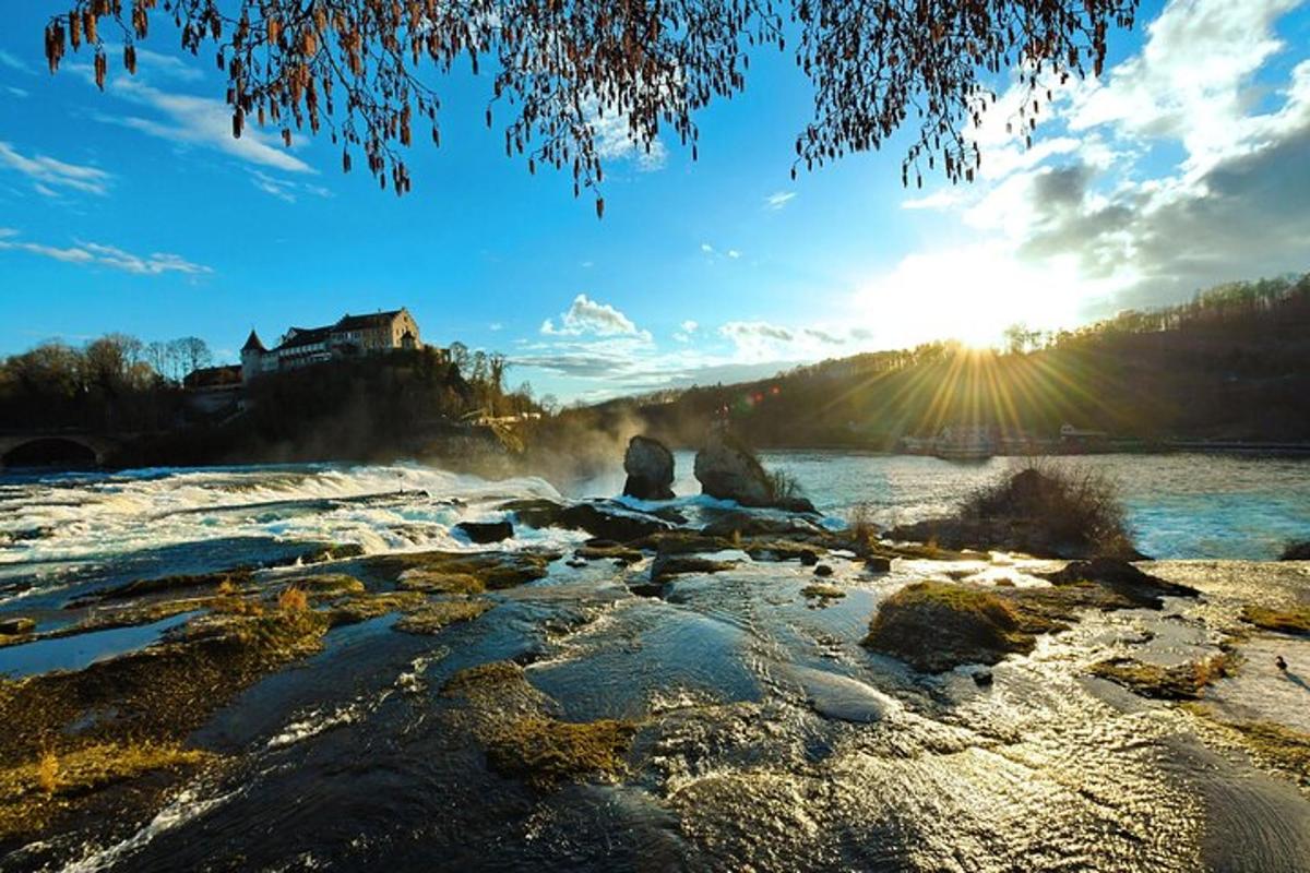 una vista hivernal d'un riu amb la posta de sol
